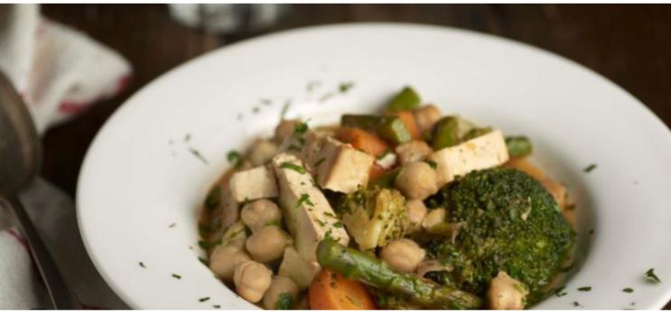 Estofado de verduras, garbanzos con tofu